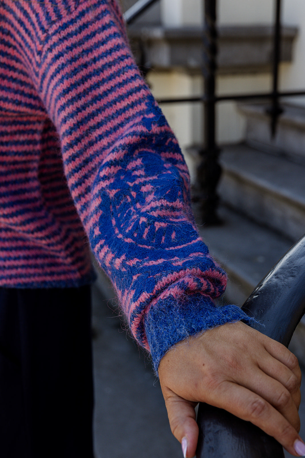 Lola - trui ronde hals met broderie - roze/blauw- laatste stuk