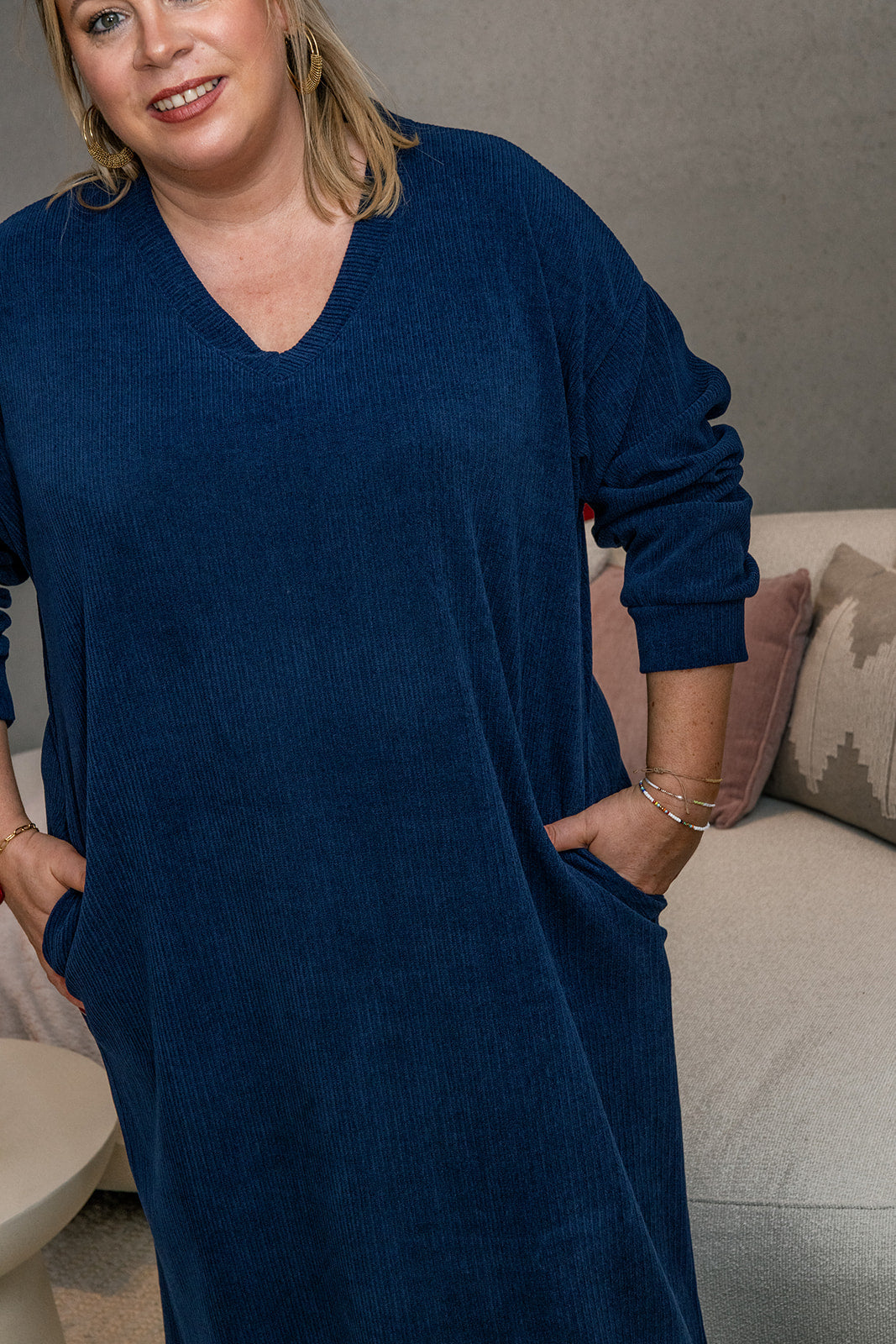 Fran - ribfluwelen sweaterdress V-hals - marineblauw