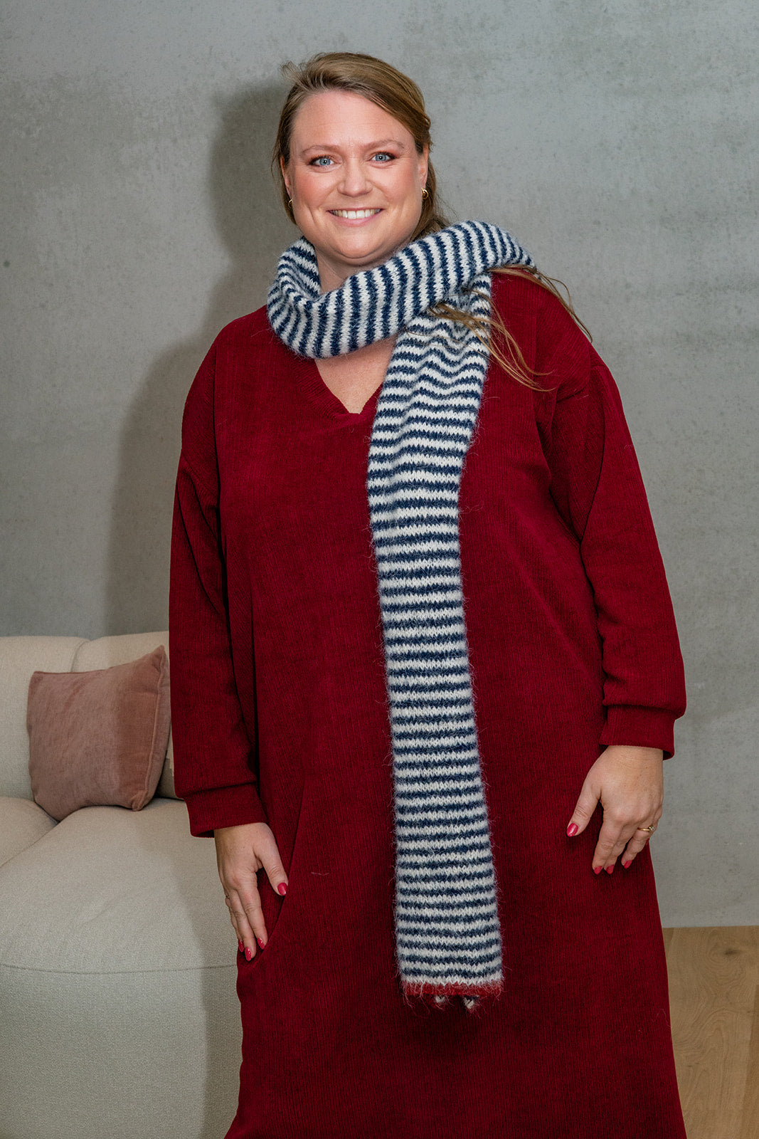 Fran - ribfluwelen sweaterdress V-hals - burgundy