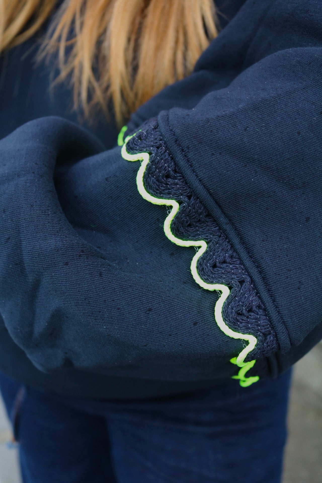 Phil - sweater - marineblauw/fluogeel detail